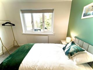 Stunning 3 Bedroom House Near Birmingham Airport and NEC - 2