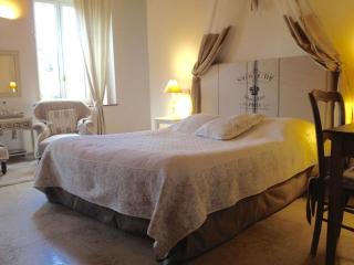 Luxury 5-star mansion, hotel services included, swimming pool, tennis, bowling - 1