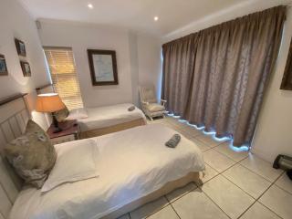 5 bedroomed Pepper str house available J-Bay open - Jeffreys Bay - 2