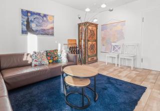 8 min per U-Bahn zum Marienplatz - 120 qm Schwabing - 3 SZ - 2 Bäder - 9 Personen - 1