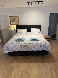 The Cottage, with Superking bed & private patio - 9