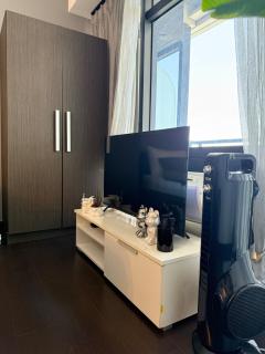 Sky-High Studio with Netflix, Sunset View, and Disney - Manila - 6