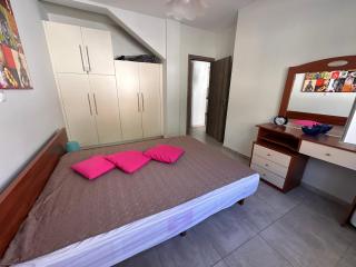 Къща с четири спални двор с барбекю - 9