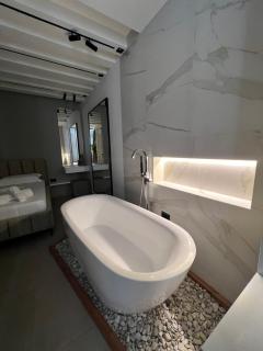 U N I Q U E by Sea View Suites - 4