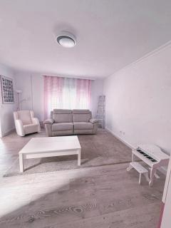 Casa rosa completa-patio- BBQ-columpios-buhardilla - 4