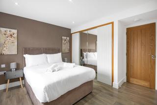 Spacious 4 Bedroom Home, Prime Location, Parking - 2