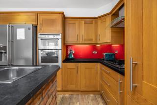 Spacious 4 Bedroom Home, Prime Location, Parking - Kenton - 5