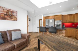 Spacious 4 Bedroom Home, Prime Location, Parking - Kenton - 9