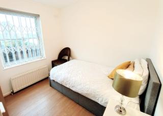 Thames-Line Apartment - 3