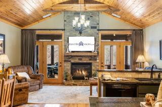 Cozy Lodge-Private Hot Tub-Walk to Lake Taneycomo-Free Attraction Tickets - Branson - 0
