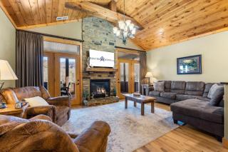 Cozy Lodge-Private Hot Tub-Walk to Lake Taneycomo-Free Attraction Tickets - 8