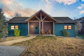 Cozy Lodge-Private Hot Tub-Walk to Lake Taneycomo-Free Attraction Tickets - 7
