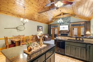 Cozy Lodge-Private Hot Tub-Walk to Lake Taneycomo-Free Attraction Tickets - 3