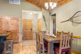 Cozy Lodge-Private Hot Tub-Walk to Lake Taneycomo-Free Attraction Tickets - 1