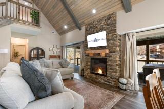 Expansive Deck w Pvt Hot Tub & Water View-Free Attraction Tickets-Cmty Indoor Pool - 9
