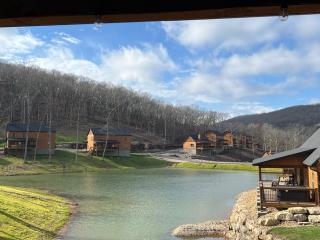 Charming 2-Bedroom Retreat-Mins to Table Rock Lake-Local Attraction Tickets-Pvt Hot Tub-Water View - 9