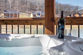 Charming 2-Bedroom Retreat-Mins to Table Rock Lake-Local Attraction Tickets-Pvt Hot Tub-Water View - 8