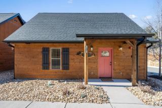 Charming 2-Bedroom Retreat-Mins to Table Rock Lake-Local Attraction Tickets-Pvt Hot Tub-Water View - Hollister - 7