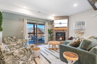 Charming 2-Bedroom Retreat-Mins to Table Rock Lake-Local Attraction Tickets-Pvt Hot Tub-Water View - Hollister - 4