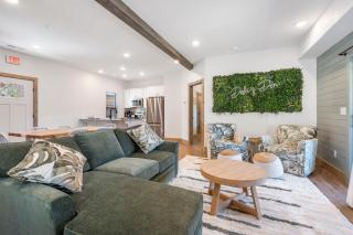 Charming 2-Bedroom Retreat-Mins to Table Rock Lake-Local Attraction Tickets-Pvt Hot Tub-Water View - Hollister - 1