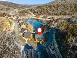 Cozy Cabin-Private Hot Tub-Walk to Pond-Free Daily Attraction Tickets-Near Table Rock Lake - Hollister - 4
