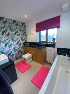 4 beds, private parking, gr fl bedroom & shower WC - Wensley - 3
