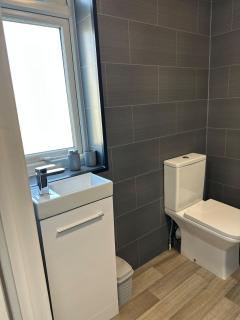 Large Contractors House Near LHR 5 Ensuites BR Free Parking - Northolt - 4