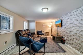 3BR Home W and Deck, karaoke, community Pools - 2