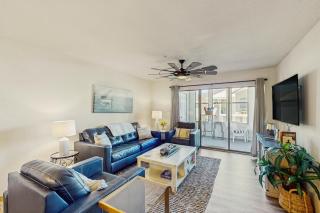 2BR Poolside Condo with Sunroom, Close to Marina - 6