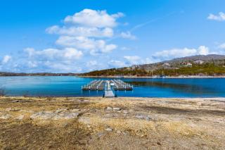 2BR Poolside Condo with Sunroom, Close to Marina - 9