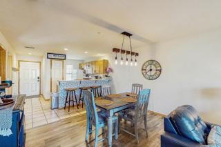 2BR Poolside Condo with Sunroom, Close to Marina - 5