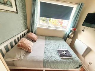 Large Balcony Apartment - 2 Double Beds - Sleeps 4 - Close to Town & Racecourse - Off Street Parking 2 Cars - Fast Wifi - 2