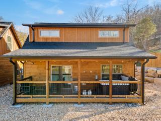 Retreat w Arcade-Pvt Hot Tub-Free Daily Tickets-Community Indoor Pool-Near Thunder Ridge - 0