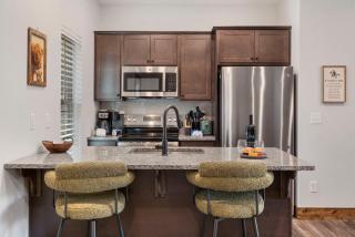 Retreat w Arcade-Pvt Hot Tub-Free Daily Tickets-Community Indoor Pool-Near Thunder Ridge - 3