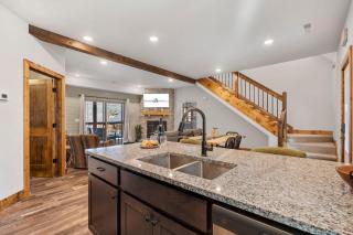 Retreat w Arcade-Pvt Hot Tub-Free Daily Tickets-Community Indoor Pool-Near Thunder Ridge - 1