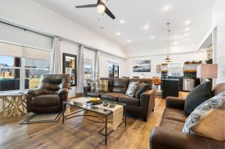 Free Attraction Tickets, New Lakehouse, Close to Branson, Modern Kitchen, High End Furnishings - 0