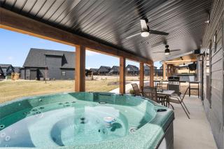 Free Attraction Tickets, New Lakehouse, Close to Branson, Modern Kitchen, High End Furnishings - 5