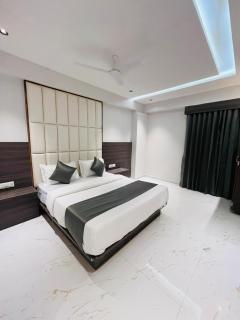 Hotel Peaceful - Ahmedabad - 3
