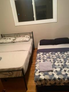 Upper Level Cheap Room For 3 People- 24 Hrs Checkin-Walking to Bus,Grocery, Plaza - Kitchener - 3