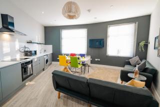 STYLISH SPACIOUS 2-BED & High Ceiling - 1