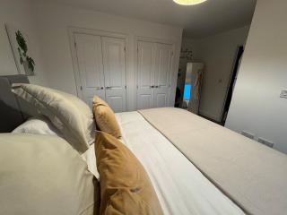 Large 4 Bedroom House - 15 Mins to Cardiff Central - - 7