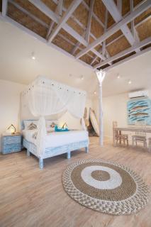 Surfer - Single Room Bungalow with Queen Bed, Working Desk, Shower, FREE Access to Pool and Gym, Onsite SPA, Car-Bike-ATV Rental, Diving and Fishing - - 7