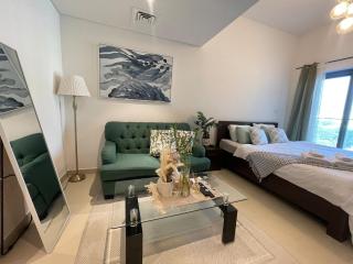 Cozy & Bright Studio accessible to bus and Metro - 2