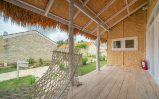 Surfer - Single Room Bungalow with Queen Bed, Working Desk, Shower, FREE Access to Pool and Gym, Onsite SPA, Car-Bike-ATV Rental, Diving and Fishing - - 5