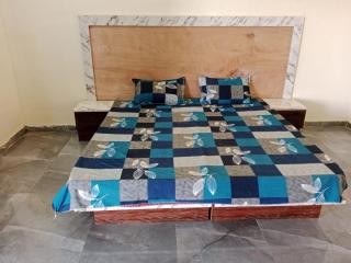Samaaroh vaatika hotel & resort - - 8