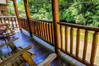 Cozy Cabin Wgame Room, Hot Tub & Creek - Pigeon Forge - 4