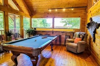 Cozy Cabin Wgame Room, Hot Tub & Creek - Pigeon Forge - 8