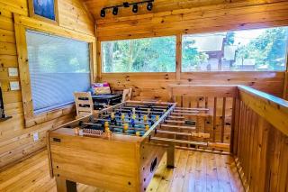 Cozy Cabin Wgame Room, Hot Tub & Creek - Pigeon Forge - 7