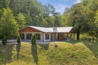 Private 15 Acres Wpond, Hot Tub, Game Room - 0