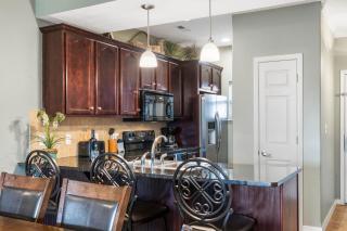 2 Bedroom 0Condo w Deck & Wooded Views-Free Attraction Tickets-Close to State Park Marina - Branson - 9